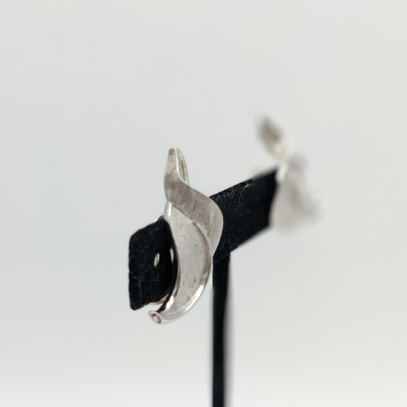 Trifari Swirl Leaf Clip On Earrings Silver Tone Vintage Fine Line Brushed - Picture 3 of 7